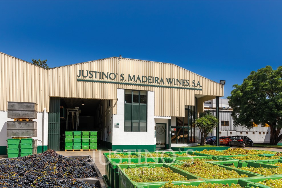 Com raízes em 1870, a Justino’s é uma das casas mais antigas da Madeira, destacando-se internacionalmente pela excelência de seus vinhos https://www.weinzentrale.de/Justino-s-Madeira-Fine-Rich-Doce/04403